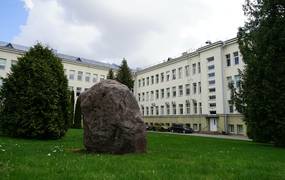  „AKMENĖLIS IRGI TURI ŠIRDĮ: ŠIAULIŲ LIGONINĖS ISTORIJOS VINGIAIS“