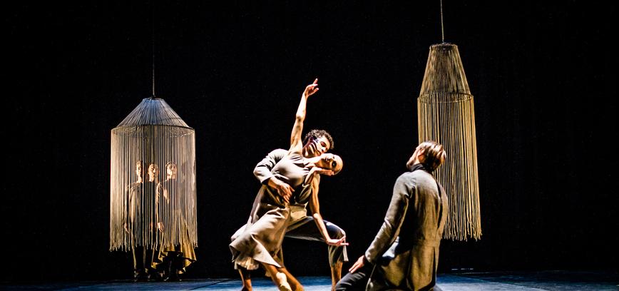 ŠOKIŲ SPEKTAKLYJE – ŠIANDIENINIAI „DĖDŽIŲ IR DĖDIENIŲ“ VEIDAI