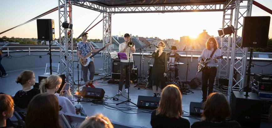 JAUNIMO MUZIKOS FESTIVALYJE „ŠIAULIAI GYVAI 2022“ – ĮSIMINTINOS RENGINIŲ AKIMIRKOS IR IŠSKIRTINIS FINALAS