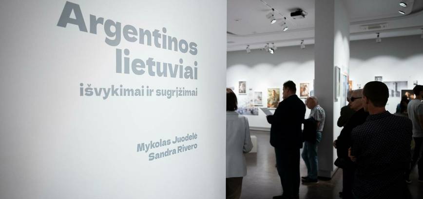 Pasivaikščiojimas po parodą su autoriais. Mykolas Juodelė ir Sandra Rivero