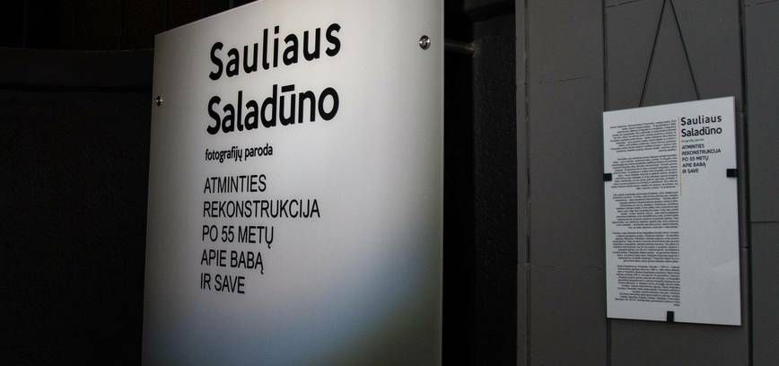  Sauliaus Saladūno fotografijų paroda „Atminties rekonstrukcija po 55 metų apie babą ir save“ 