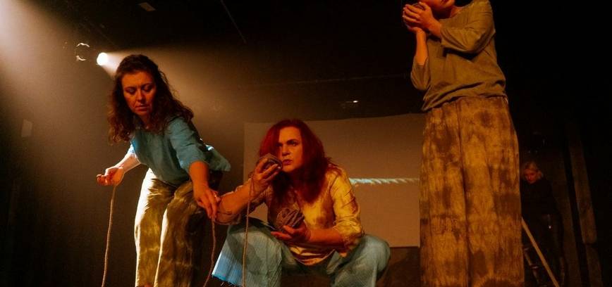 Kūrybinė grupė „Lekuči“ kviečia pamatyti naujausią post dokumentinio fizinio teatro spektaklį „Susipynusios istorijos ir vingiuoti likimai