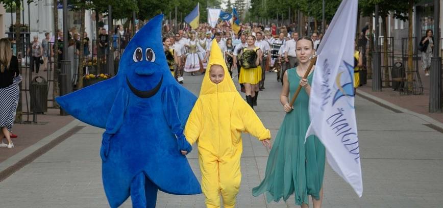  XIX tarptautinio šokio festivalio-konkurso „Aušrinė žvaigždė“ šventinė dalyvių eisena 