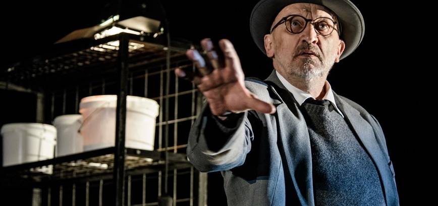 Raudona. Valstybinis jaunimo teatras