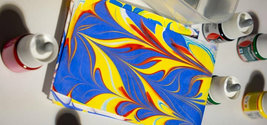 „MENOPJŪTĖ“: „SUSIKURK MARMURINĮ ATVIRUKĄ!“ – PIEŠIMAS ANT VANDENS EBRU TECHNIKA