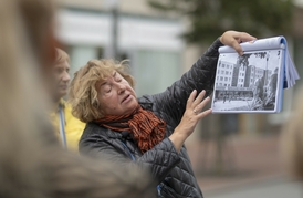 EKSKURSIJA-PASIVAIKŠČIOJIMAS SU ARCHITEKTE, GIDE RŪTA ČERNIAUSKIENE  „ŠIAULIAI. MIESTO TAPATYBĖ TARP PLYTŲ, STIKLO IR BETONO“