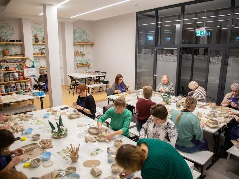  Edukacinis užsiėmimas suaugusiesiems „Stilizuotas indas“ 