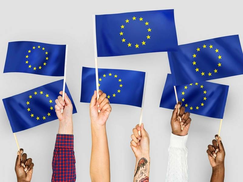 Momentinio šokio akcija „Rankos į viršų – Europa tarp pirštų“, skirta Lietuvos įstojimo į Europos sąjungą ir Europos dienoms paminėti 