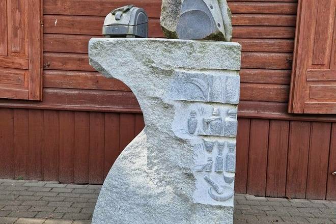ПАМЯТНИК СЕМЬЕ АВГУСТИНА РУШИНО