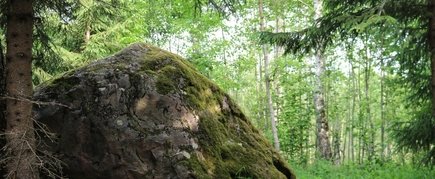 VALATKONI STEIN WIRD AUCH ALS ENGELSTEIN BEZEICHNET