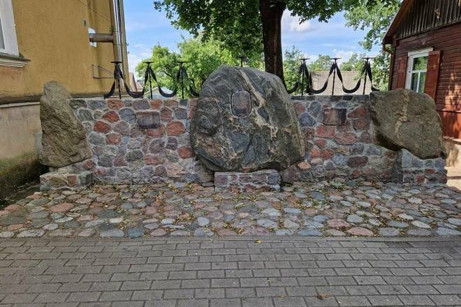 КАМЕНЬ-ПАМЯТНИК В ОТМЕЧЕНИЕ РАЗРУШЕННЫХ КАМЕННЫХ СИНАГОГ