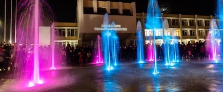 ИГРАЮЩИЙ И ОСВЕЩАЮЩИЙ ФОНТАН 