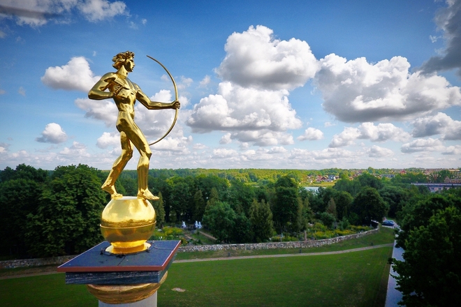 SUNDIAL SQUARE / DECORATIVE SCULPTURE THE ARCHER