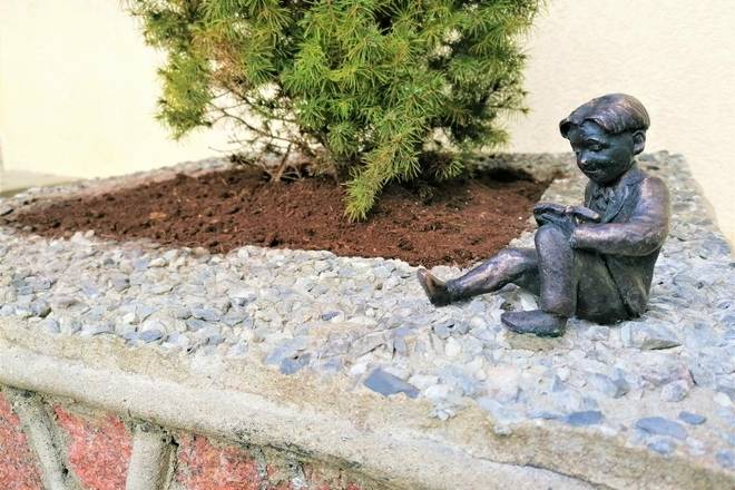 SKULPTŪRA „SKAITANTIS VAIKAS“