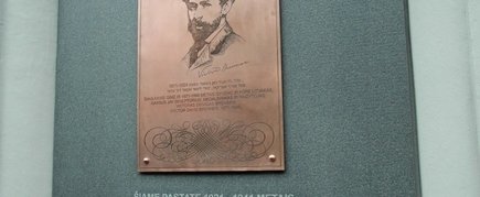 THE COMMEMORATIVE PLAQUE TO VICTOR DAVID BRENNER