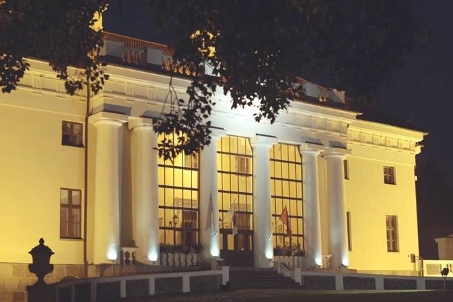 L'HÔTEL EST DANS LA CHAMBRE CENTRALE DU MANOIR RESTAURÉ