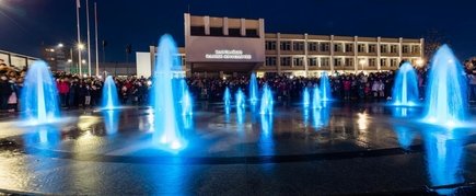 PLAYING AND ILLUMINATED FOUNTAIN