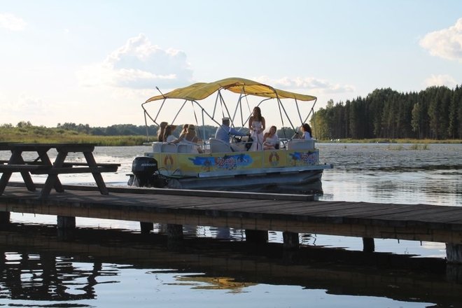 VUE TOUR D'ENSEMBLE À TRAVERS LE LAC ARIMAIČIAI