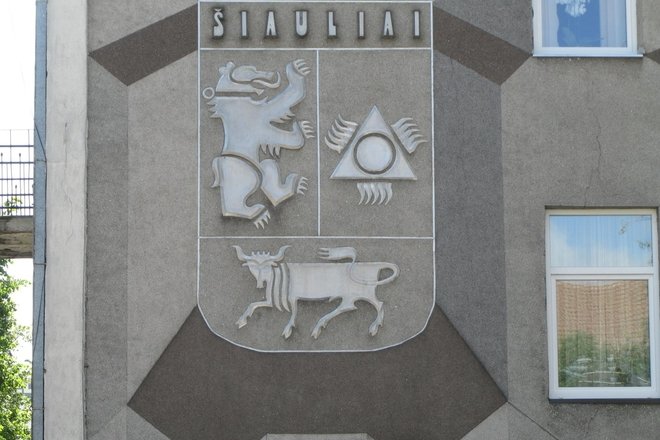 THE COAT OF ARMS OF THE CITY