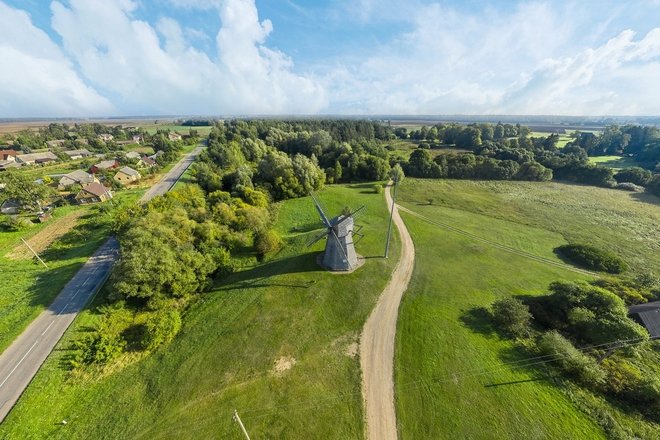 ВЕТРЯНАЯ МЕЛЬНИЦА В ДЕРЕВНЕ КЛЯБОНИШКЯЙ