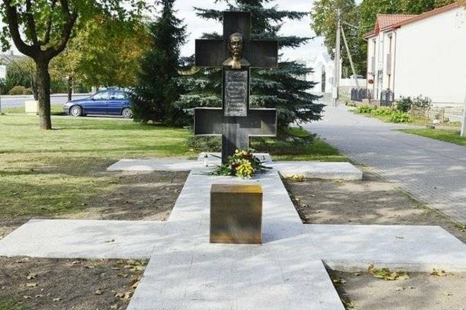 ПАМЯТНИК ВЛАДАСУ ПУТВИНСКИССКИСУ-ПУТВИСУ В КЕЛЬМЕ
