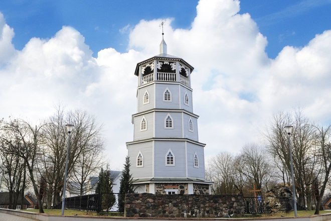 DER HOLZKAMPANIL DER KIRCHE ST. JUNGFRAU MARIA