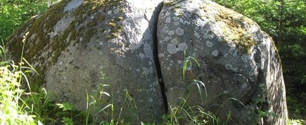 VALATKONI STEIN WIRD AUCH ALS TEUFELSSTEIN BEZEICHNET